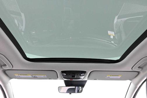 Glacial White Pearl 2026 Kia Sportage SX