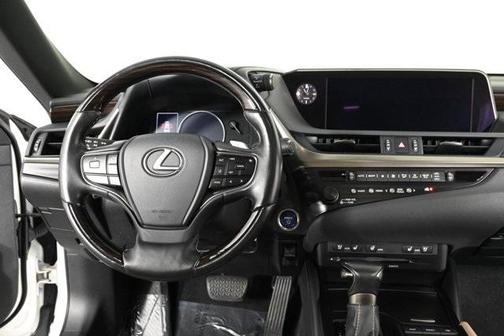 2019 Lexus ES 300h 