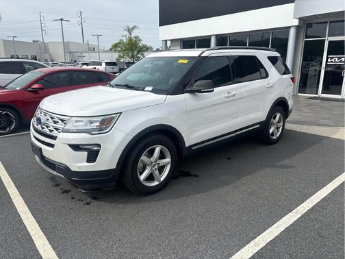 White Platinum Tri-Coat Metallic 2019 Ford Explorer XLT