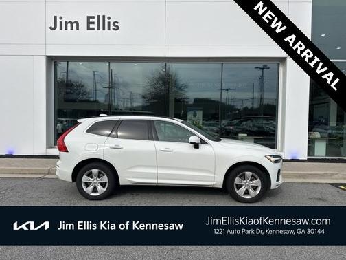 2022 Volvo XC60 B5 Momentum