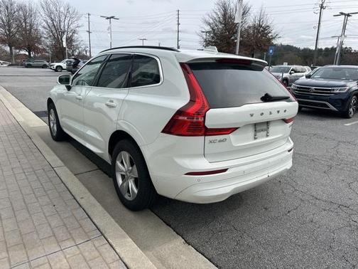 2022 Volvo XC60 B5 Momentum