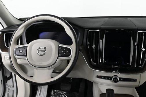 2022 Volvo XC60 B5 Momentum