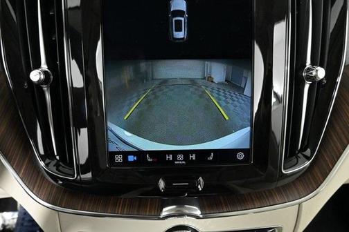 2022 Volvo XC60 B5 Momentum