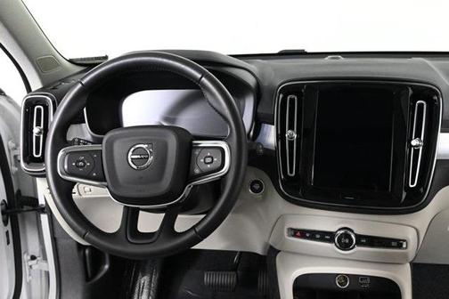 2021 Volvo XC40 T5 Momentum