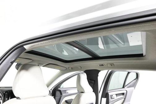 2021 Volvo XC40 T5 Momentum