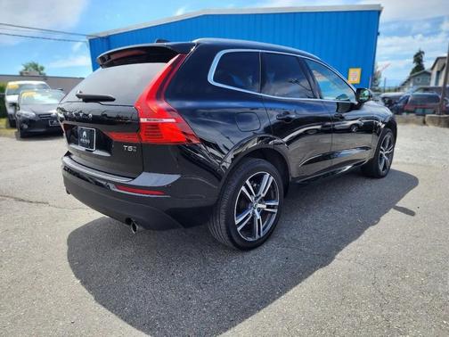 Onyx Black Metallic 2019 Volvo XC60 T5 Momentum
