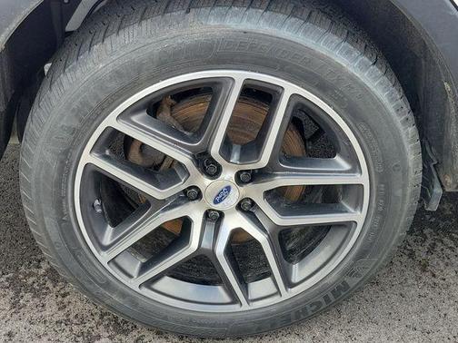 White Platinum Clearcoat Metallic 2018 Ford Explorer sport