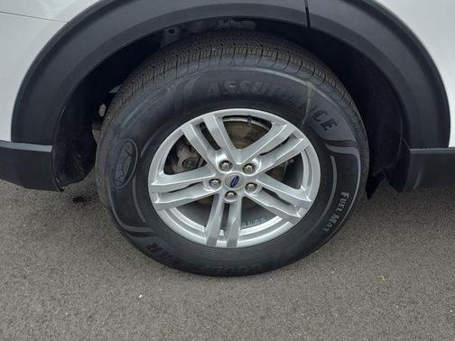 White Metallic 2023 Ford Explorer XLT