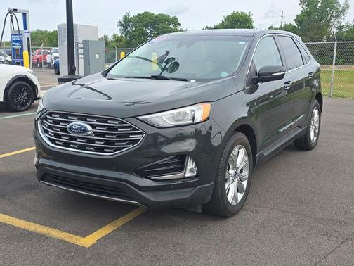 Green Metallic 2022 Ford Edge Titanium