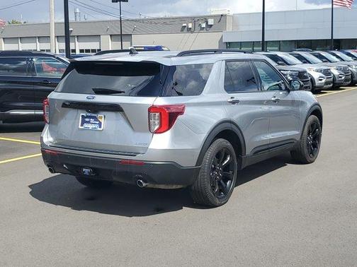 Iconic Silver Metallic 2024 Ford Explorer ST-Line