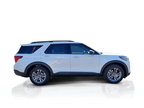 Star White 2027 Ford Explorer
