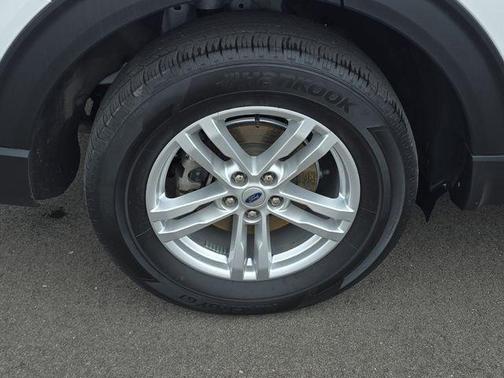 White Metallic 2023 Ford Explorer XLT