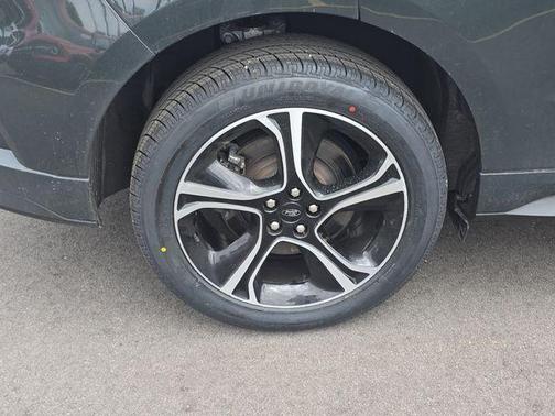 Green Metallic 2023 Ford Edge ST