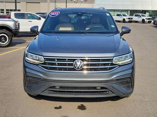 Platinum Gray Metallic 2022 Volkswagen Tiguan 2.0T SE