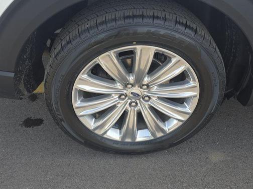 White Metallic 2023 Ford Explorer Limited