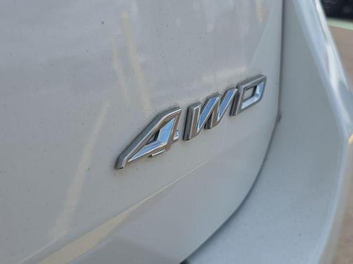 White Metallic 2023 Ford Explorer Limited