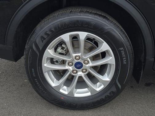 Black Metallic 2022 Ford Escape SE