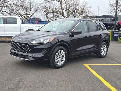 Black Metallic 2022 Ford Escape SE