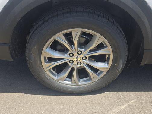 White Metallic 2023 Ford Explorer Limited