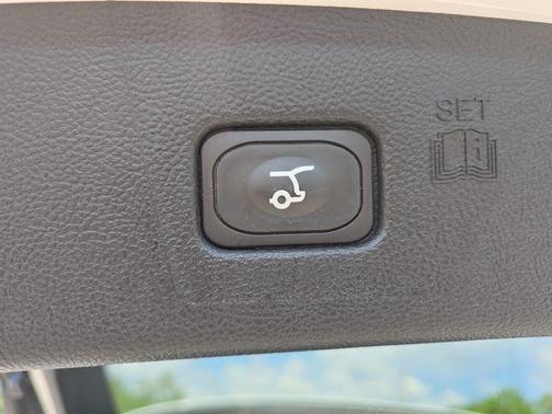 White Metallic 2023 Ford Edge SEL