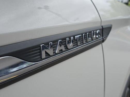 Pearl Metallic 2022 Lincoln Nautilus Reserve