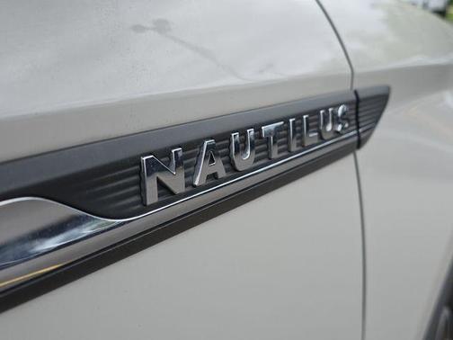 Pearl Metallic 2022 Lincoln Nautilus Reserve