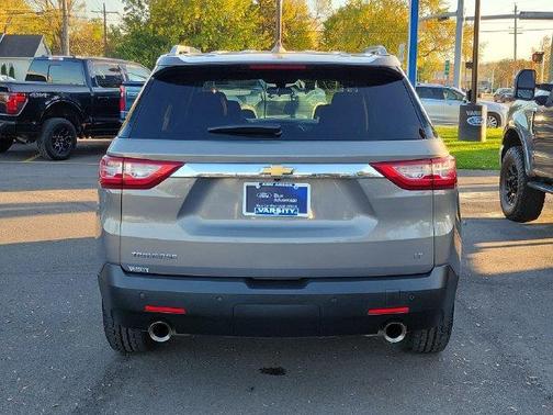 Pepperdust Metallic 2018 Chevrolet Traverse LT Cloth