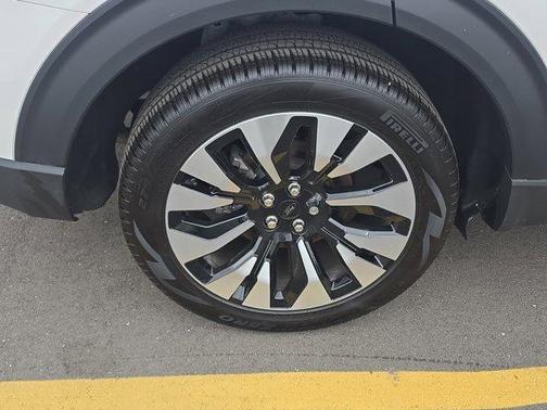 White Metallic 2026 Ford Explorer Platinum