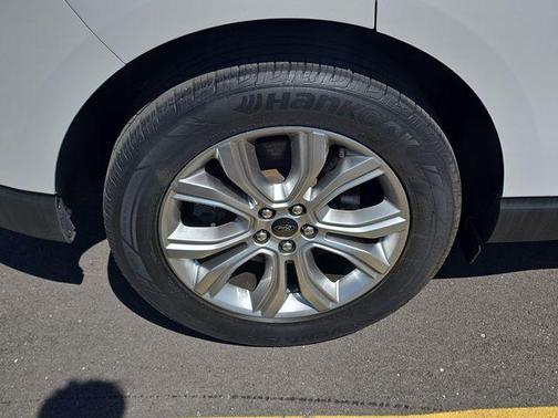 White Metallic 2023 Ford Edge Titanium