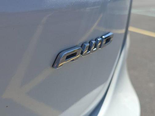 White Metallic 2023 Ford Edge Titanium