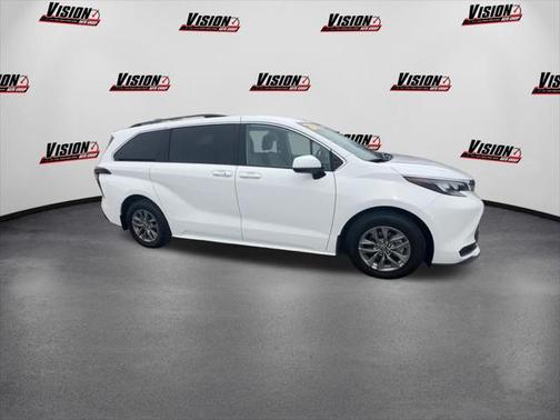 2024 Toyota Sienna LE