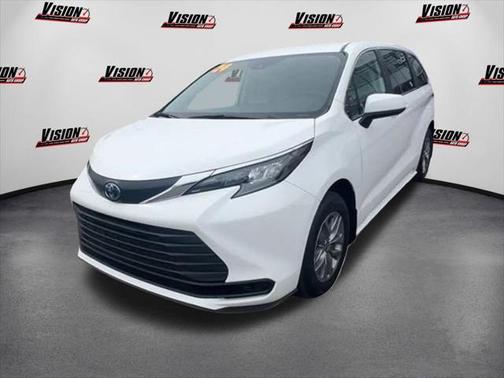 2024 Toyota Sienna LE