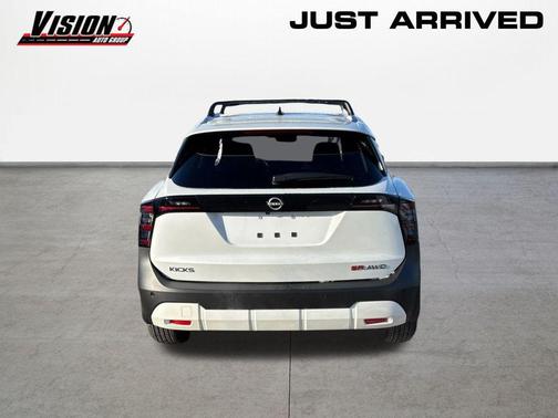 Aspen White Tricoat 2026 Nissan Kicks SR