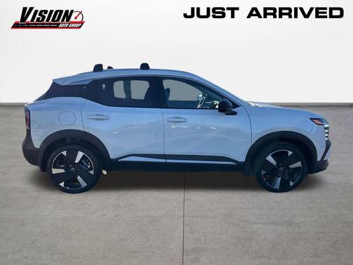 Aspen White Tricoat 2026 Nissan Kicks SR