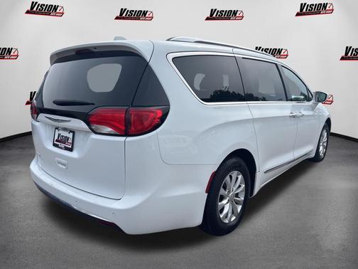 Bright White Clearcoat 2018 Chrysler Pacifica Touring-L