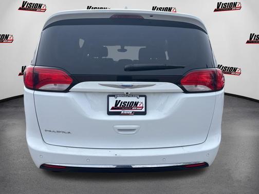Bright White Clearcoat 2018 Chrysler Pacifica Touring-L
