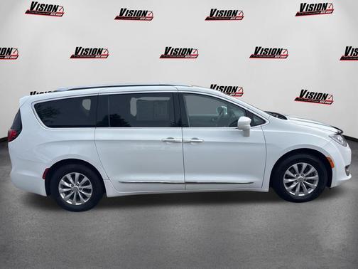 Bright White Clearcoat 2018 Chrysler Pacifica Touring-L