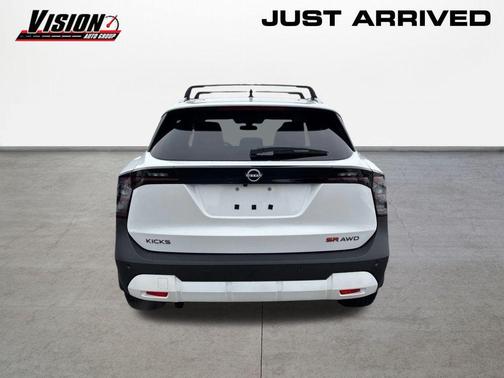 Aspen White Tricoat 2026 Nissan Kicks SR