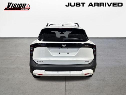 Aspen White Tricoat 2026 Nissan Kicks SV