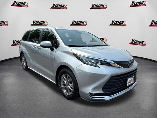 2022 Toyota Sienna XLE 8 Passenger