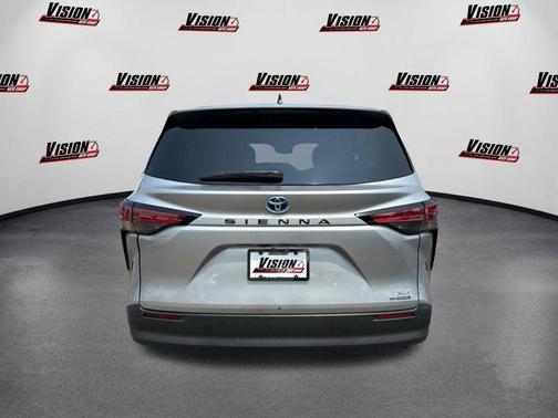 2022 Toyota Sienna XLE 8 Passenger