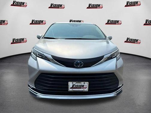 2022 Toyota Sienna XLE 8 Passenger