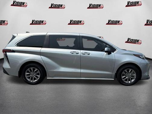 2022 Toyota Sienna XLE 8 Passenger