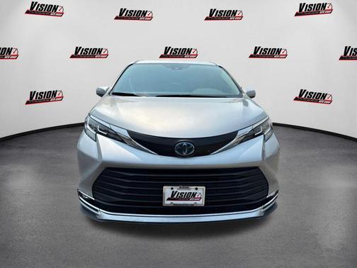2022 Toyota Sienna XLE 8 Passenger