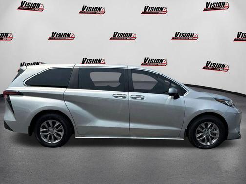 2022 Toyota Sienna XLE 8 Passenger