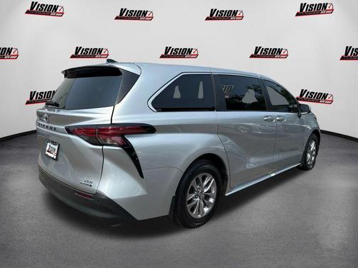 2022 Toyota Sienna XLE 8 Passenger