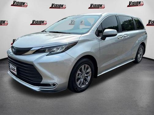 2022 Toyota Sienna XLE 8 Passenger