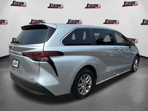 2022 Toyota Sienna XLE 8 Passenger