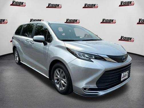 2022 Toyota Sienna XLE 8 Passenger