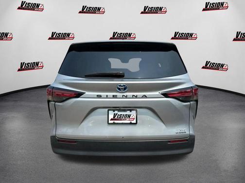 2022 Toyota Sienna XLE 8 Passenger